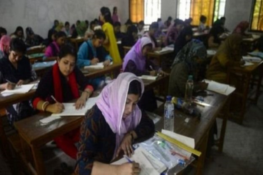 বিশ্ববিদ্যালয়ে ভর্তি পরীক্ষা দিতে গিয়ে ভোগান্তির শিকার মেয়েরা
