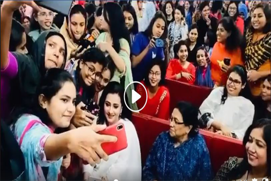 পূর্ণিমার সঙ্গে সেলফিতে মাতল ঢাবি ছাত্রীরা