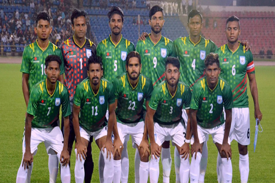 অল্পের জন্য রক্ষা পেল জাতীয় দলের ফুটবলাররা