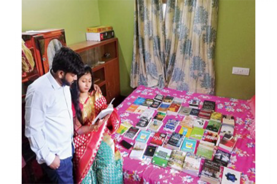 বিয়েতে নববধূকে বই উপহার দিলেন বর