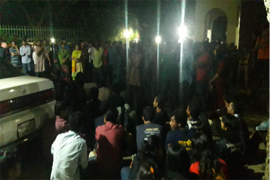 জাবি উপাচার্যের বাসভবন ঘেরাও