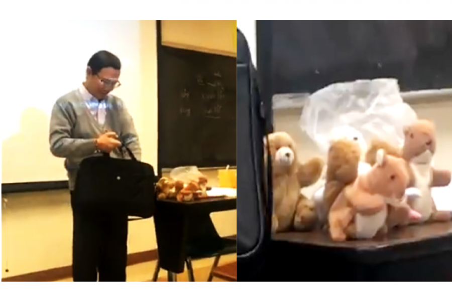 ক্লাসে ব্যাগভর্তি খেলনা নিয়ে এসে যা করেন অধ্যাপক