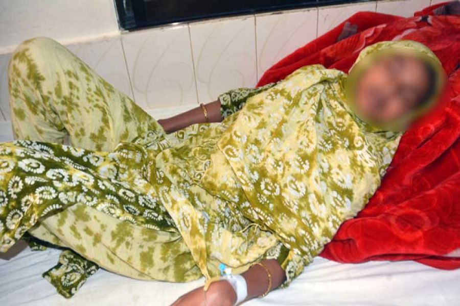 কলেজছাত্রীকে পিটিয়ে পুলিশ কর্মকর্তার 'চাঁদাবাজি!