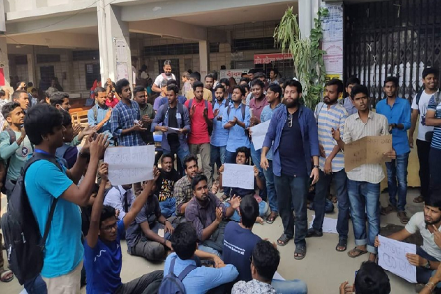 ১৭ দাবিতে উত্তাল বশেমুরবিপ্রবি