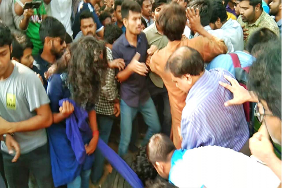 ছাত্রলীগের হামলায় জাবি বন্ধ ঘোষণা, হল ছাড়ার নির্দেশ