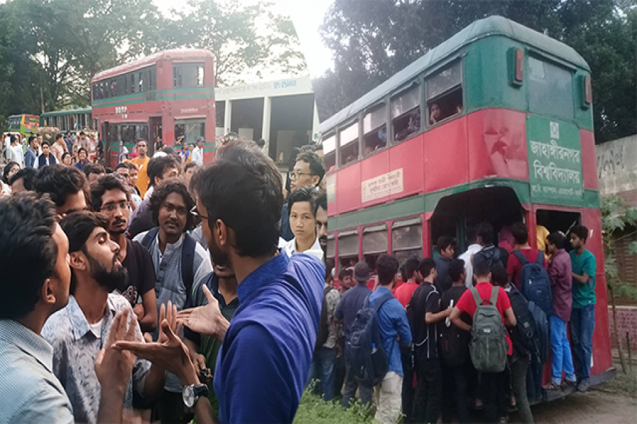 ক্যাম্পাস ছাড়তে বিশেষ ব্যবস্থা, ভোগান্তিতে শিক্ষার্থীরা