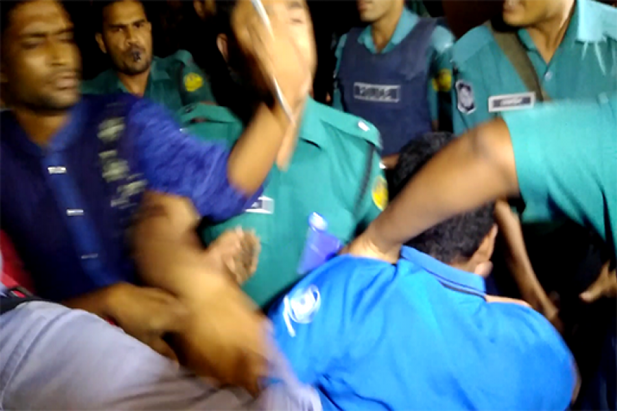 রাবি শিক্ষার্থীদের আন্দোলনে পুলিশের লাঠিচার্জ