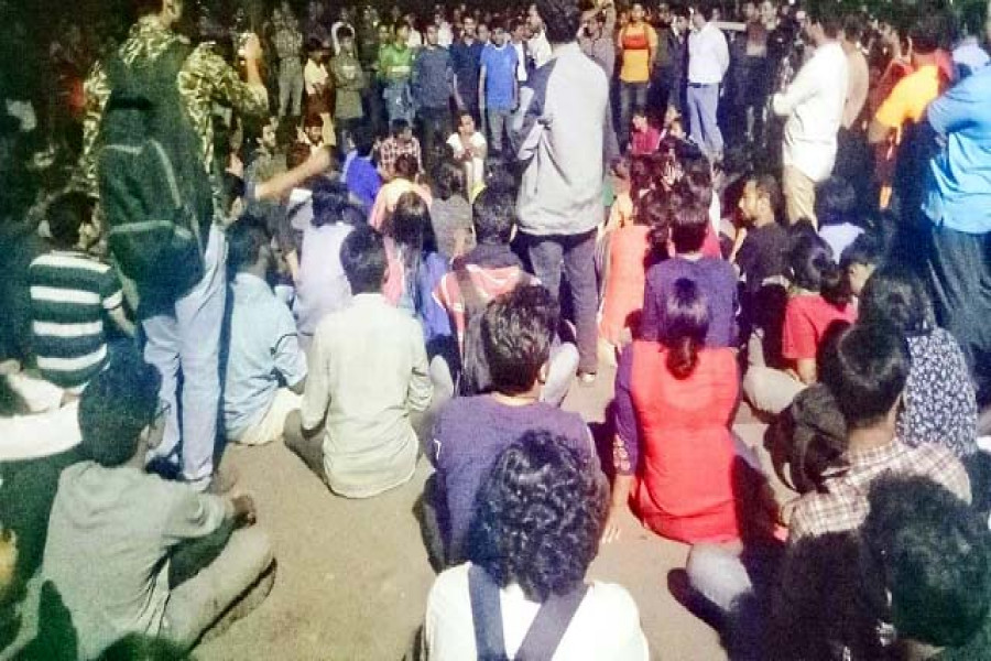 মঙ্গলবার রাতে জাবি উপাচার্যের বাসভবন সংলগ্ন রাস্তায় অবস্থান