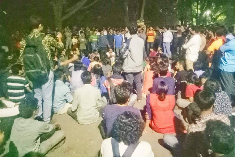 আবারো অবরুদ্ধ জাবি উপাচার্য, আন্দোলনে সিনেট সদস্যদের সংহতি প্রকাশ