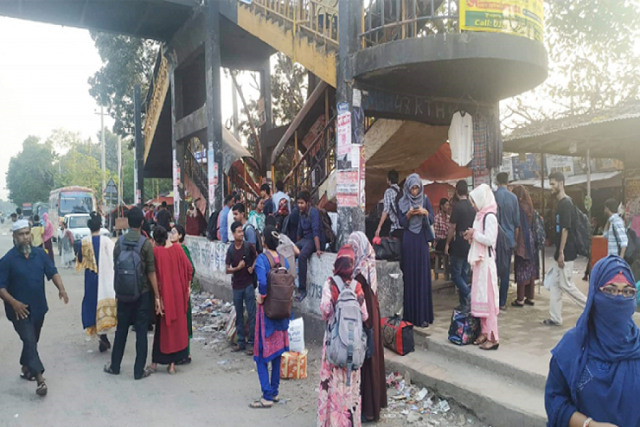 আতঙ্কে হল ছাড়ছেন সাধারণ শিক্ষার্থীরা