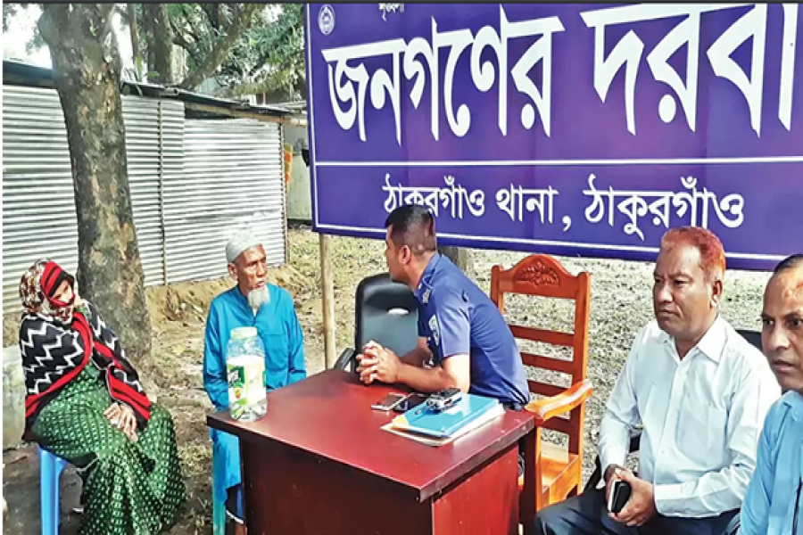 থানার সামনে গাছতলায় ওসির ‘জনগণের দরবার’