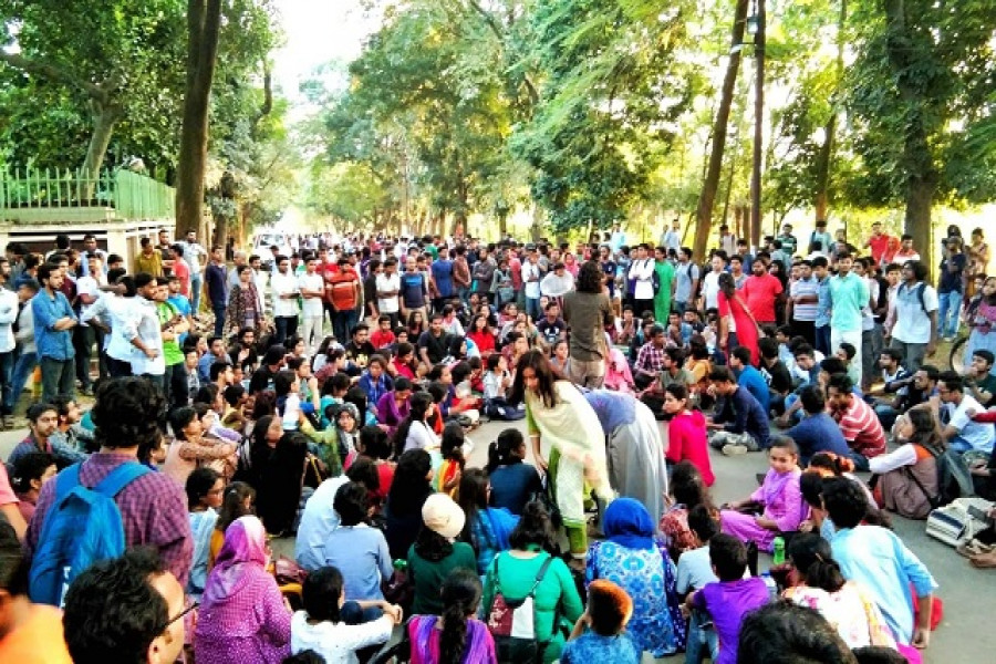 বিকালের মধ্যে হল না ছাড়লে পুলিশের অ্যাকশন