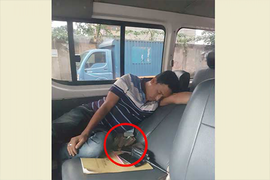 টাকার উপর ঘুমিয়ে ডিবির এসআই