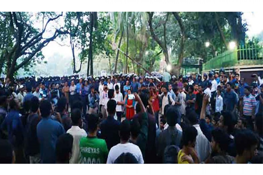 ফের উপাচার্যের বাসভবন ঘেরাও আন্দোলনকারীদের