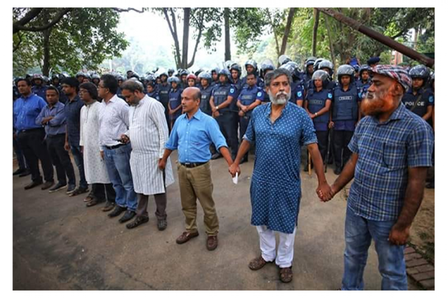 ছাত্রদের রক্ষায় পুলিশের সামনে শিক্ষকদের ব্যারিকেড