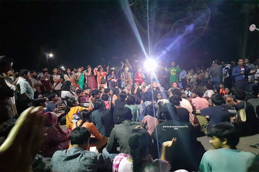 উপাচার্যের বাসার সামনে কনসার্ট আয়োজন