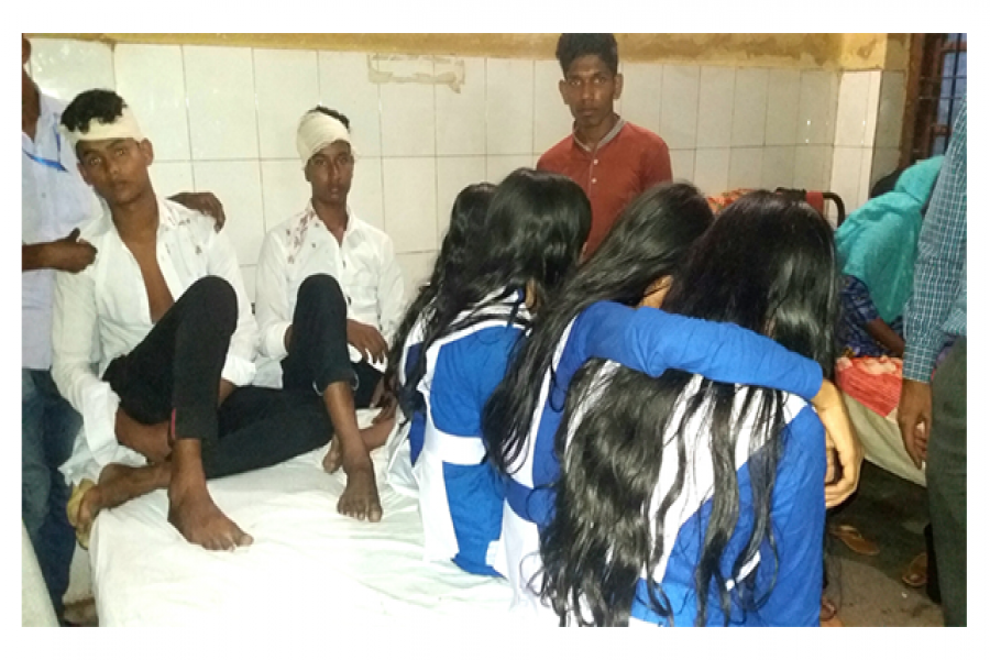 সহপাঠীকে রক্ষা করতে গিয়ে হাসপাতালে ২ ছাত্র