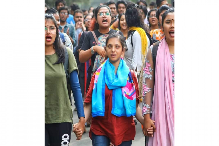 জাবিতে আন্দোলনরত দৃষ্টিশক্তিহীন শারমীনের ছবি ভাইরাল