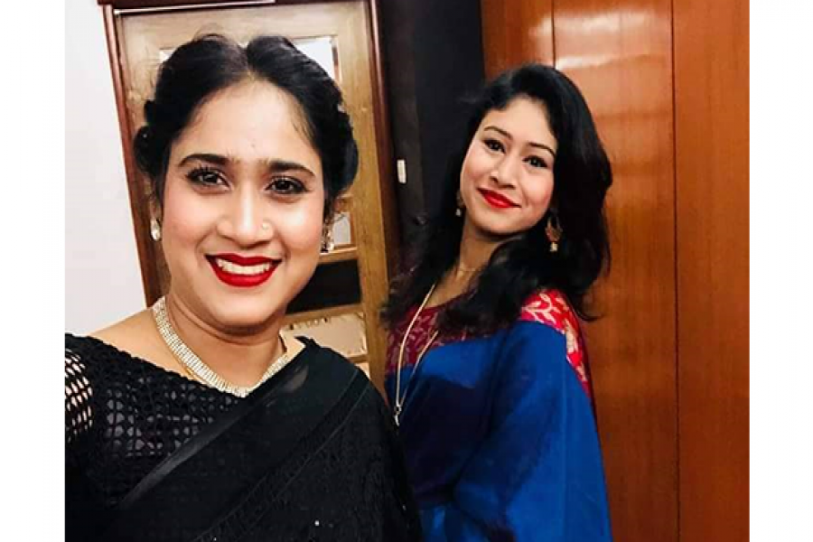 ছাত্রলীগ নেত্রী রুপার সাথে বহিরাগত নাবিলা (নীল জামা)