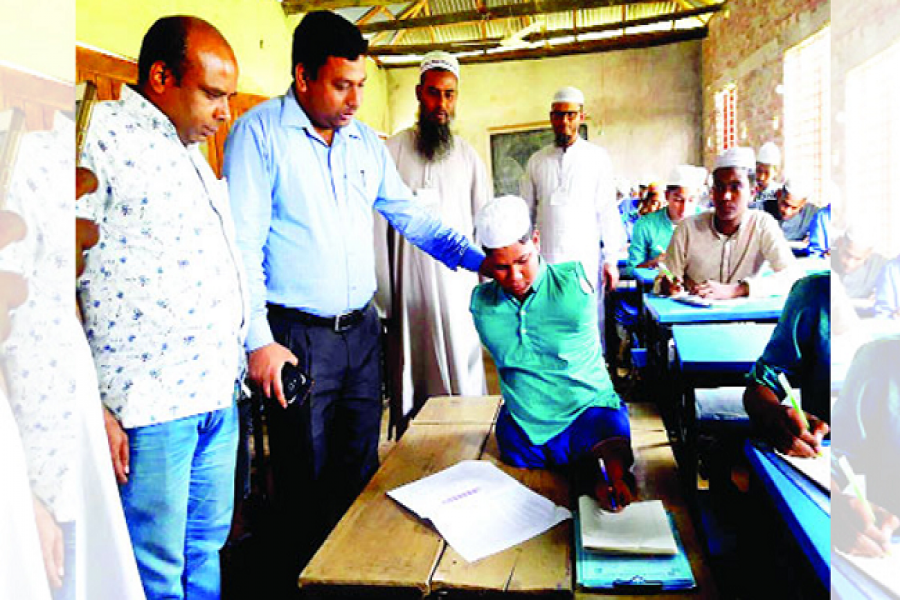 এক পায়ে লড়াই করছে মাদ্রসাছাত্র রাসেল