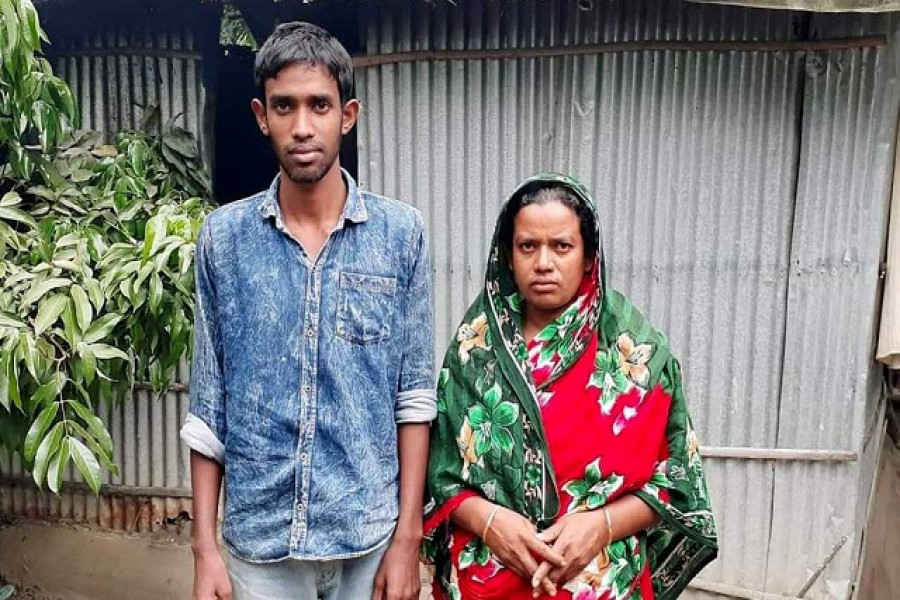মায়ের সঙ্গে অনিক