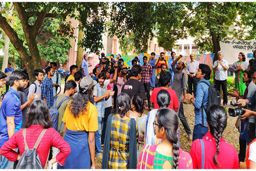 জাবিতে শিক্ষক-শিক্ষার্থীদের বিক্ষোভ