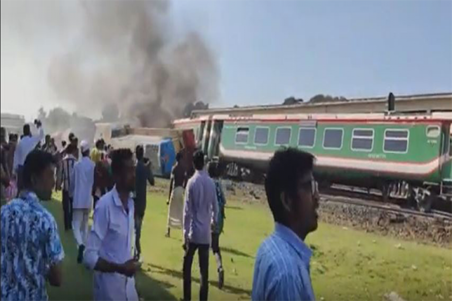 উল্লাপাড়ায় ট্রেন লাইনচ্যুত, ৩ বগিতে আগুন