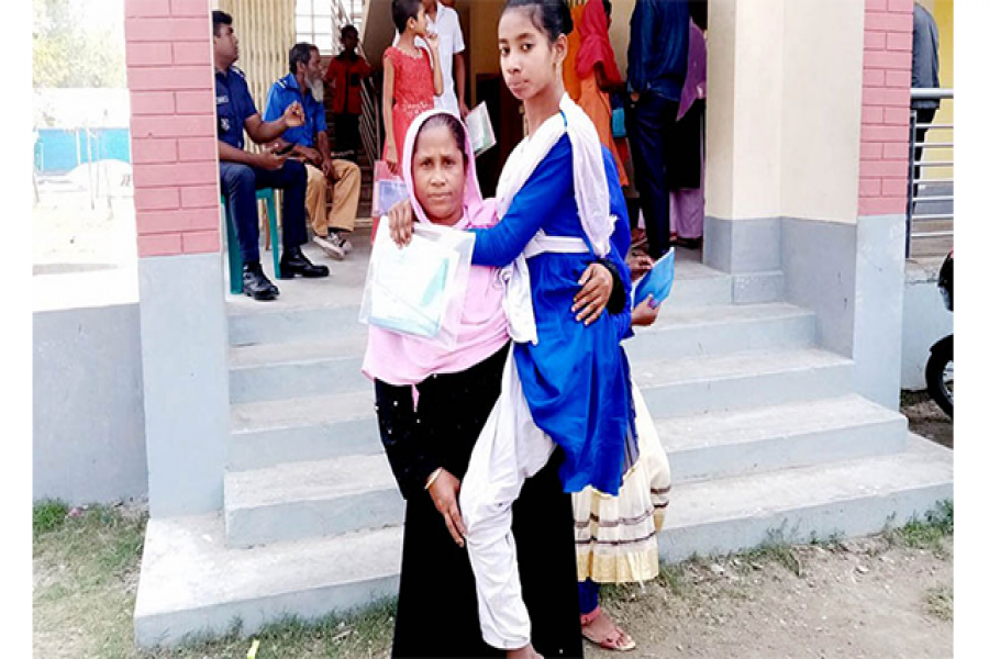 মায়ের কোলে চেপে পরীক্ষা কেন্দ্রে সাথী