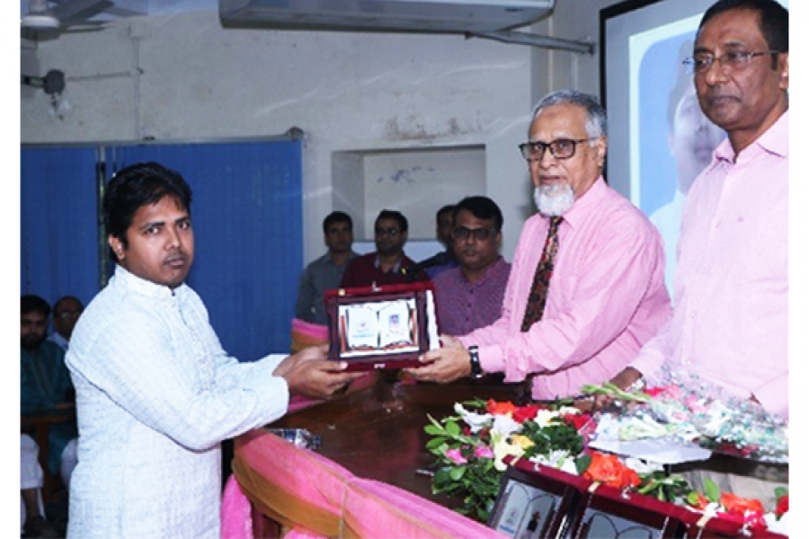 ডীনস্ অ্যাওয়ার্ড পেলেন রাবি ১৩ শিক্ষার্থী