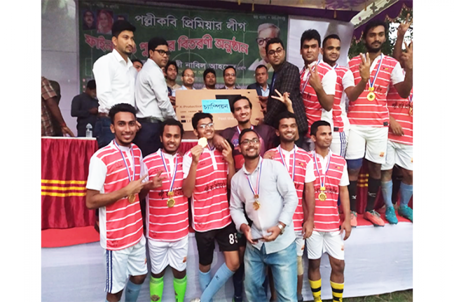 পল্লীকবি ফুটবল টুর্নামেন্টে ২-১ গোলে জিতেছে মধুমতী এক্সপ্রেস