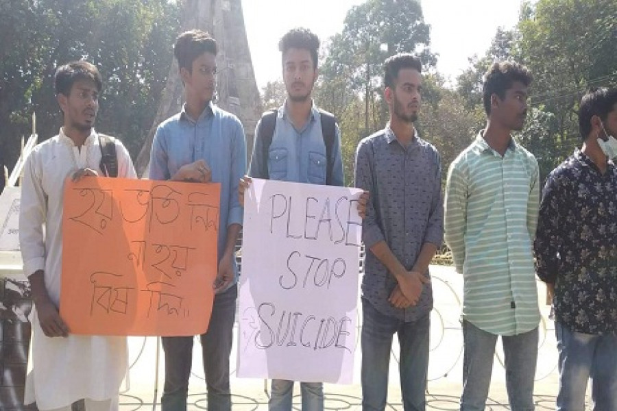 সম্প্রতি ক্যাম্পাসে আন্দোলনে নেমেছিলেন তারা