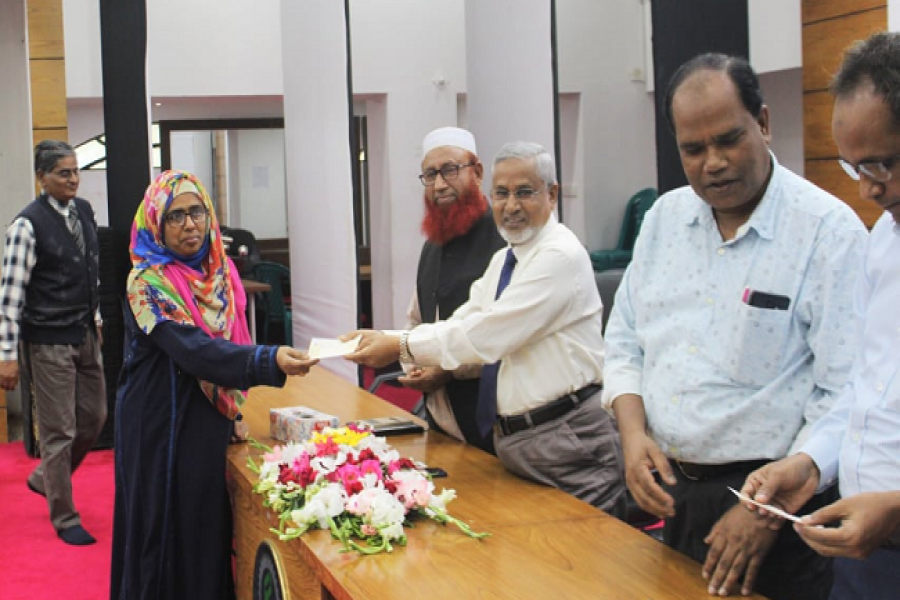 হাবিপ্রবি’র ১৩৩ শিক্ষককে গবেষণা প্রকল্পের চেক প্রদান