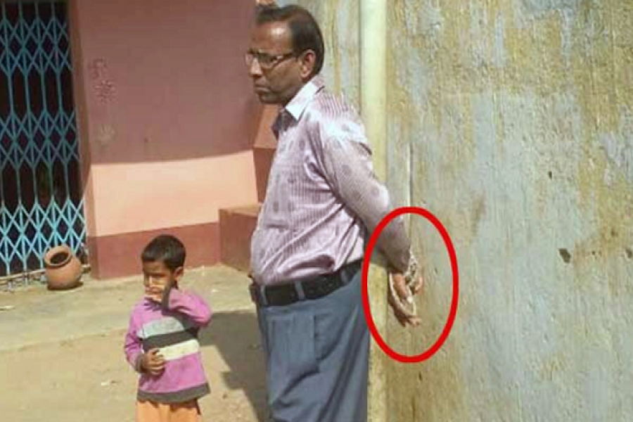 বিলম্বে স্কুলে আসায় বেঁধে রাখা হলো প্রধান শিক্ষককে