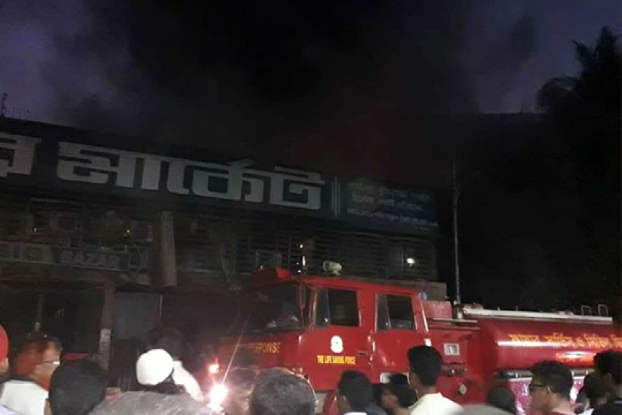 রাজধানী সুপার মার্কেটে ভয়াবহ আগুন (ভিডিও)