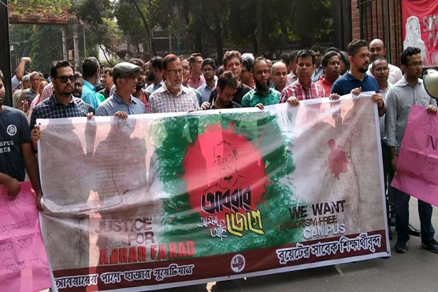 আবরারের বাবার উপস্থিতিতে ক্যাম্পাসে মৌন মিছিল