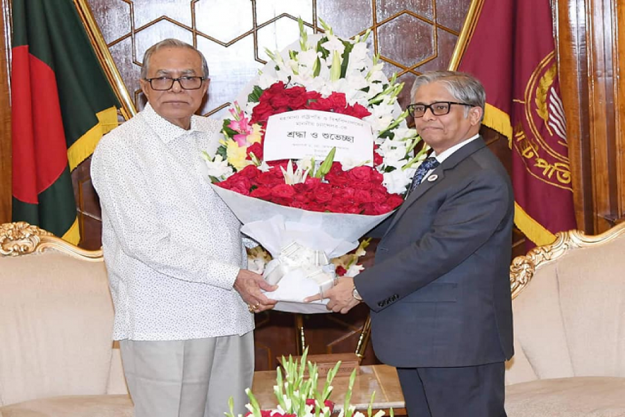 রাষ্ট্রপতির সঙ্গে সাক্ষাতকালে ফুল দিয়ে শুভেচ্ছা জানান উপাচার্য