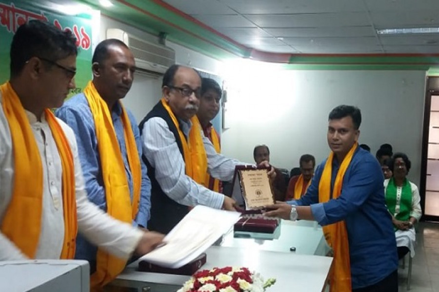 পুরস্কার গ্রহণ করছেন এম মামুন হোসেন