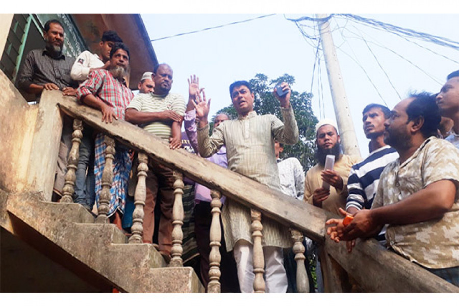 শ্রেণিকক্ষেই অভিভাবকের মারধরের শিকার প্রাথমিক শিক্ষক