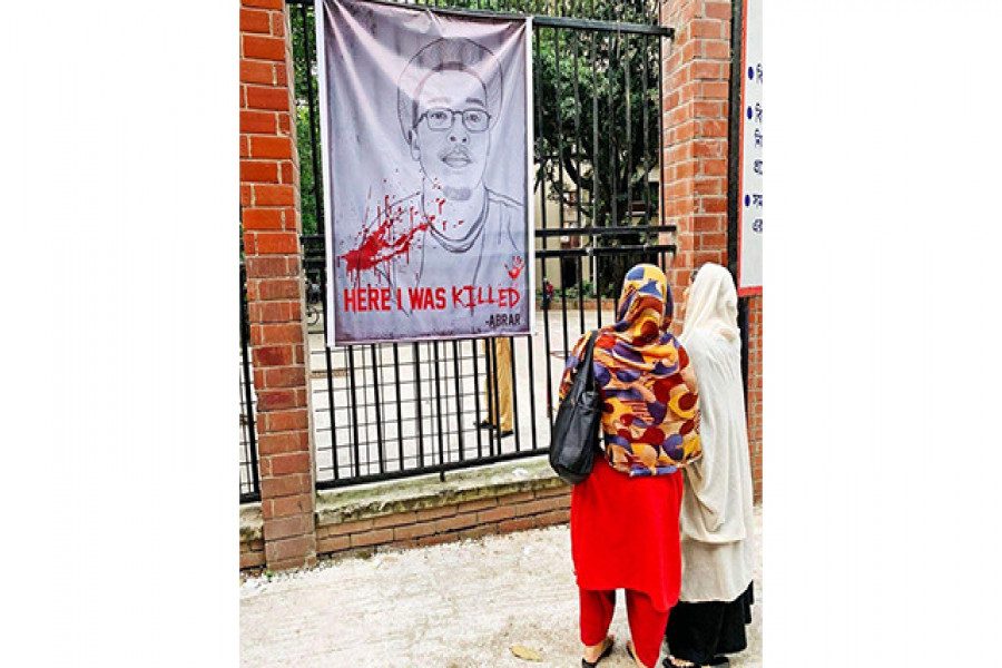 মা তার সন্তানকে দেখছেন 