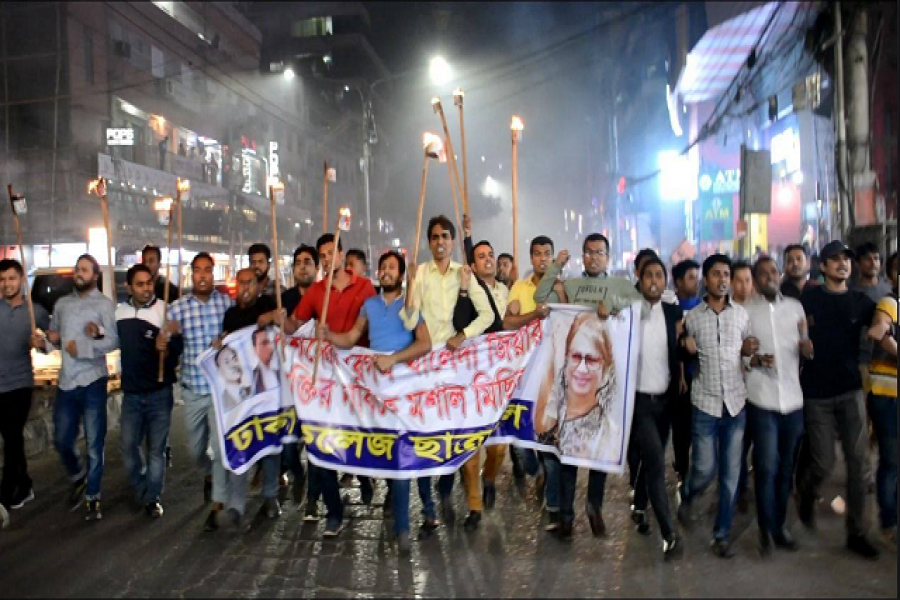 খালেদা জিয়ার মুক্তি দাবিতে ঢাকা কলেজ ছাত্রদলের বিক্ষোভ (ভিডিও)