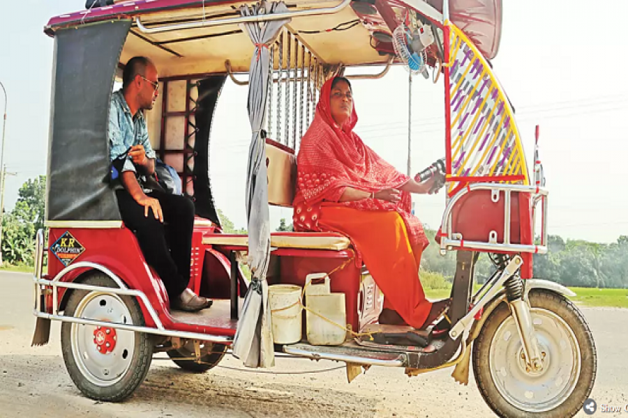 জীবনের চাকা ঘোরাতে ইজিবাইকের স্টিয়ারিং হাতে জাইদা
