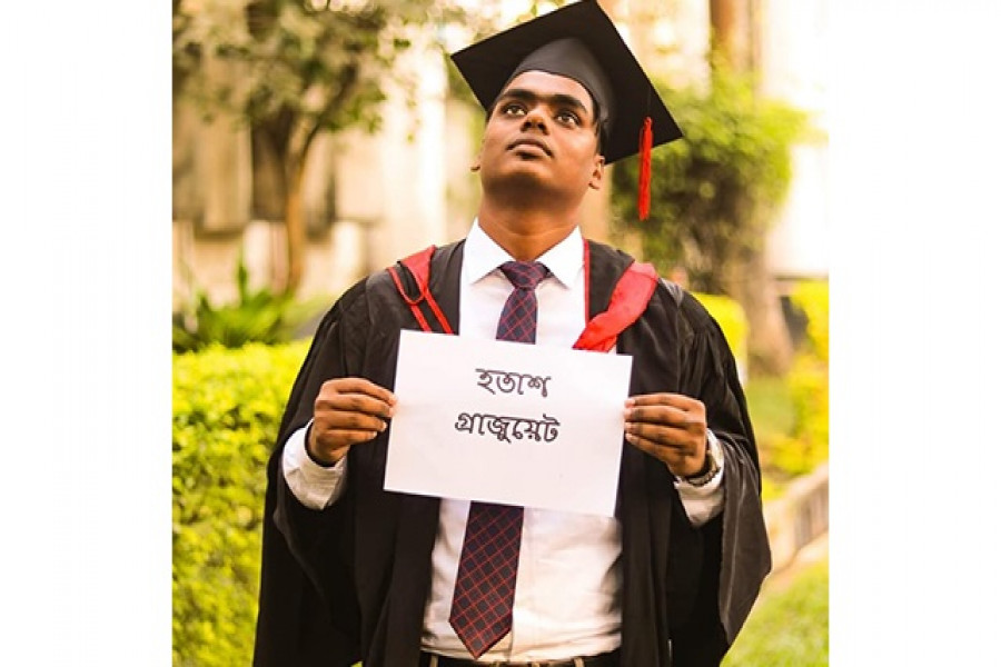 সমাবর্তনের আনন্দ ঢাকা পড়েছে চাকরির দুশ্চিন্তায় 