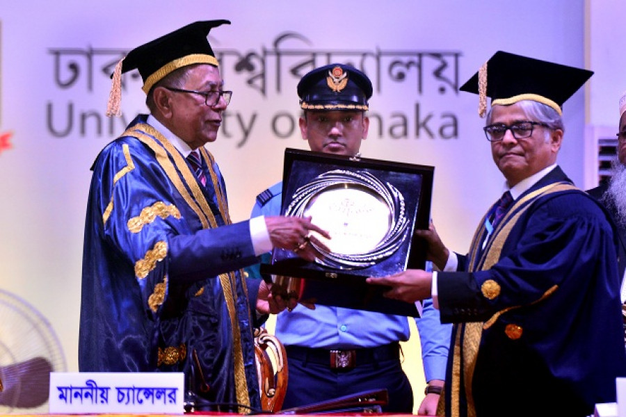 সমাবর্তনে রাষ্ট্রপতিকে সম্মানসূচক ক্রেস্ট উপহার দিচ্ছেন ঢাবি উপাচার্য