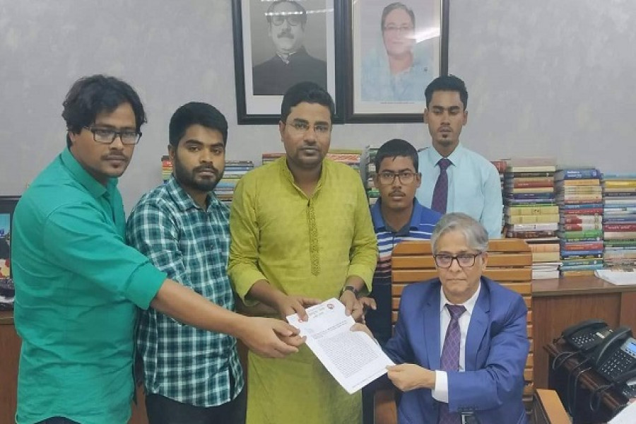 উপাচার্যের কাছে স্মারকলিপি মুক্তিযুদ্ধ মঞ্চের