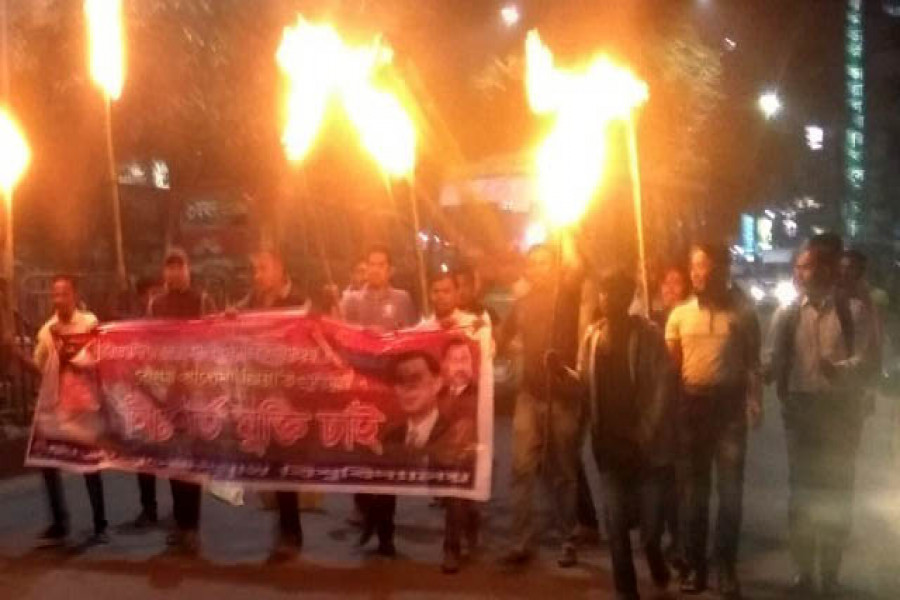 খালেদা জিয়ার মুক্তির দাবিতে জবি ছাত্রদলের মশাল মিছিল