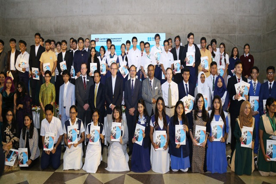 অ্যাওয়ার্ড প্রদান অনুষ্ঠানে ফটো সেশন