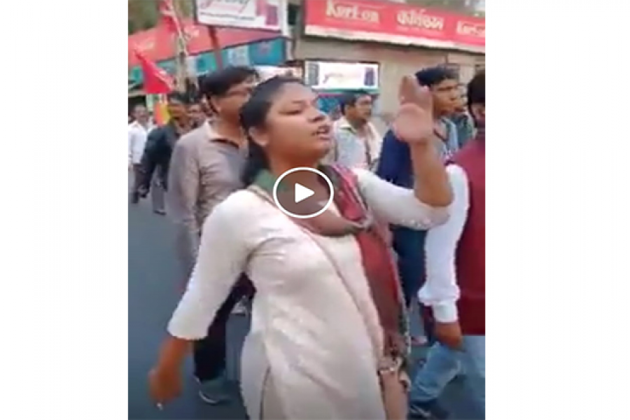 এক নাগাড়ে স্লোগান দিচ্ছিল ছাত্রীটি, মাতল নেট দুনিয়া