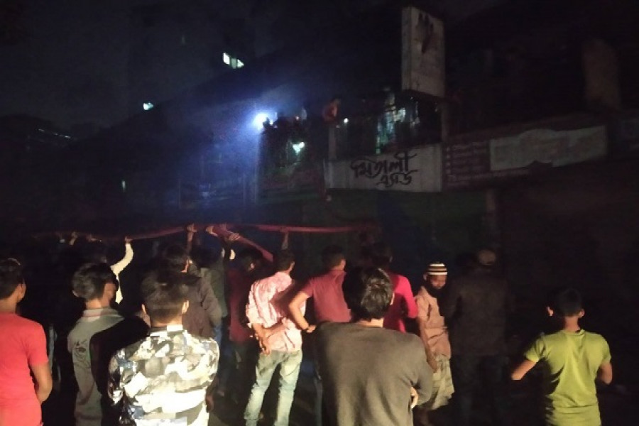 ঢাকা বিশ্ববিদ্যালয় মার্কেটে আগুন (ভিডিও)