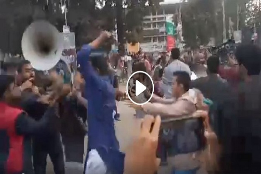 সংঘর্ষ চলাকালীন আঘাত করছেন ভিপি নুর