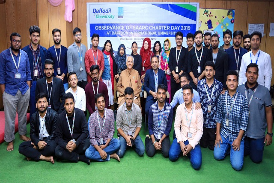 অনুষ্ঠানে আগত অতিথিদের সঙ্গে শিক্ষার্থীদের ফটোসেশন